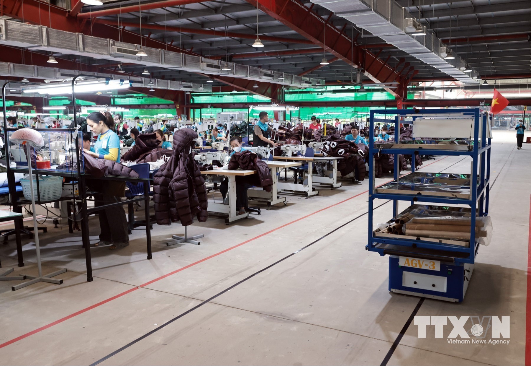 Robot vận chuyển nguyên liệu tự động từ kho đến dây chuyền sản xuất tại Công ty Maxport Thái Bình. (Ảnh: Trần Việt/TTXVN)